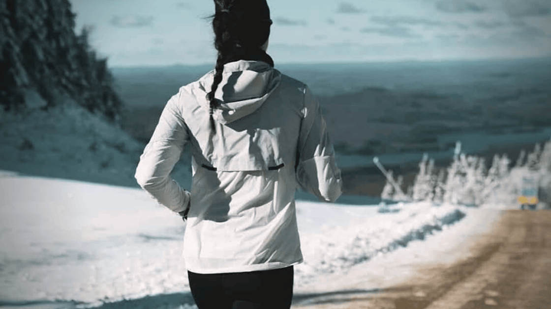 Jeune Homme Jogging Sur La Neige Dans La Forêt, Bautiful Journée D'hiver  Ensoleillée. Bel Homme Ahtlete Sportif En Cours D'exécution Banque D'Images  et Photos Libres De Droits. Image 47264660